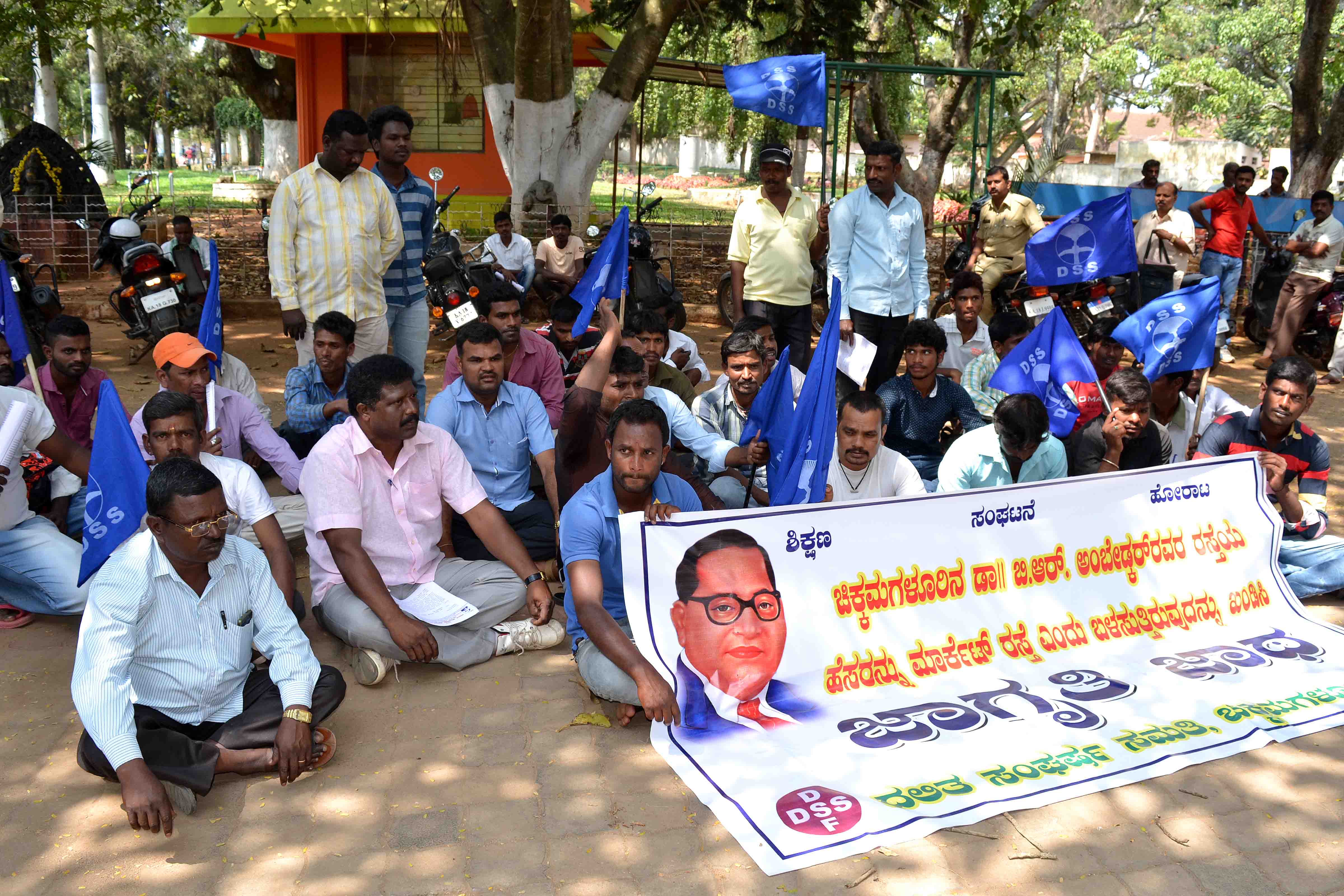 ಅಂಬೇಡ್ಕರ್ ರಸ್ತೆಯನ್ನು ಮಾರ್ಕೆಟ್ ರಸ್ತೆ ಎಂದು ಕರೆಯದಂತೆ ಒತ್ತಾಯಿಸಿ ಧರಣಿ